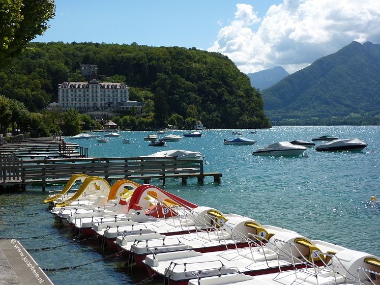 Meer van Annecy bij Menthon-Saint-Bernhard